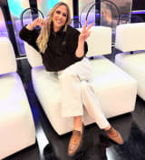 Arbana Osmani si kurrë më parë, tund të pasmet gjatë emisionit (Video)