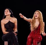 Shakira “dorëzohet” para Dua Lipës në skenën e Madridit: “Sot deklarohem zyrtarisht fanse e saj”