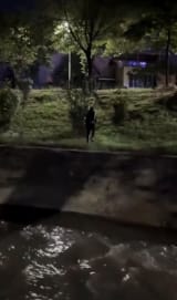Pamje që po bëjnë xhiron e rrjetit, studentët hedhin në Lanë deputetin...(video)
