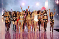Victoria’s Secret rikthehet me spektakël në Los Angeles, ja modelet dhe yjet që do të pushtojnë pasarelën...
