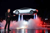 Elon Musk prezanton Tesla Roadster-in që ngrihet në ajër? Demonstrimet spektakolare ngrenë pikëpyetje...
