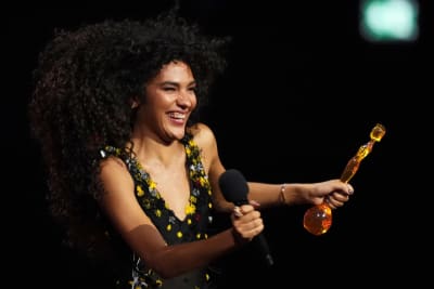 Olivia Dean fiton katër çmime dhe dominon natën e madhe të muzikës