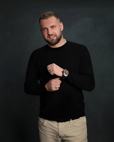 Skandali i videove intime në showbiz, Luizi Ejlli reagon me ironi: “A e lëmë te kafja poshtë?”
