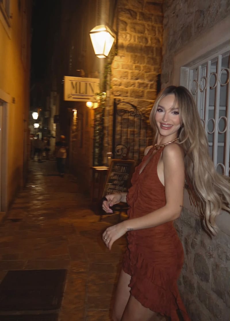 “Kam qenë dikur në këpucët tuaja” – Gjesti prekës i Selin Bollatit për vajzat që i kërkuan ndihmë...