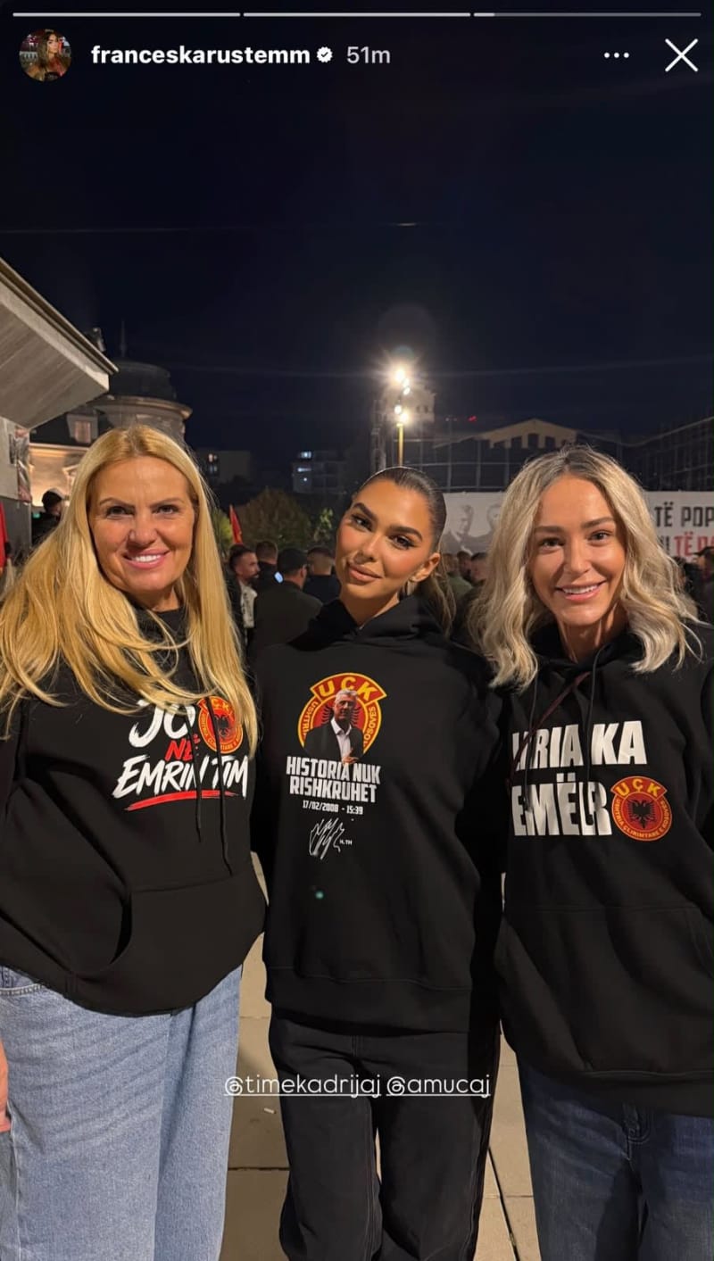 Françeska Rrustem në protestë në Prishtinë, pozon krah Anita Haradinajt dhe Time Kadrijajt...