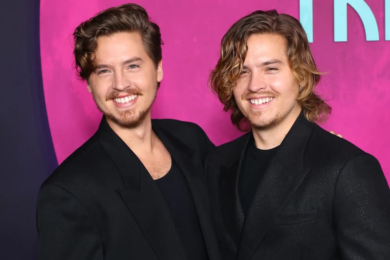 Dylan Sprouse bën deklaratën e papritur për familjen: “Unë dhe Cole jemi fëmijë të incestit”