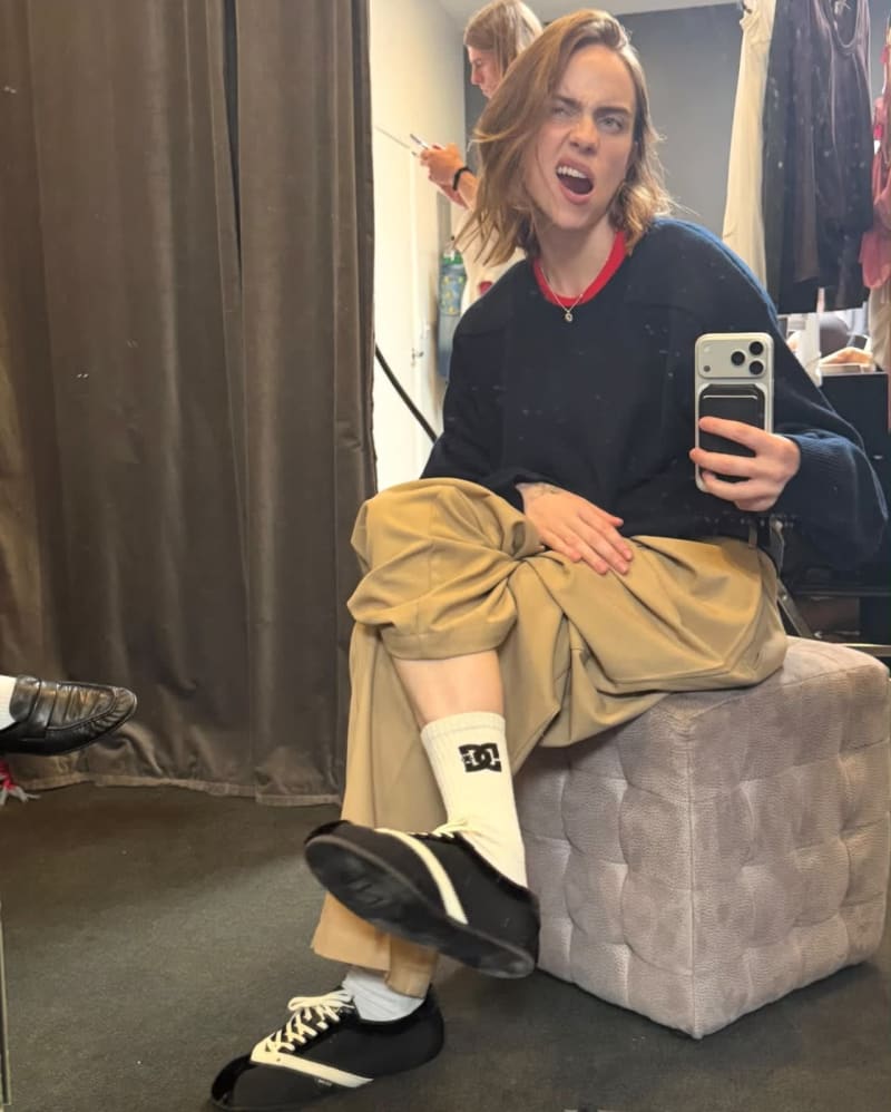 Billie Eilish surprizon me pamjen e re, fansat mezi e njohin: “Duket si një person tjetër”