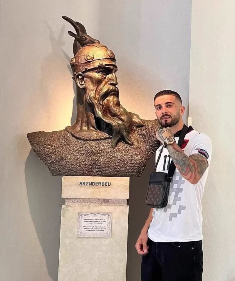 Pak orë para plagosjes në protestë, publikohen mesazhet e Erjon Vishkullit me mikun e tij (FOTO)