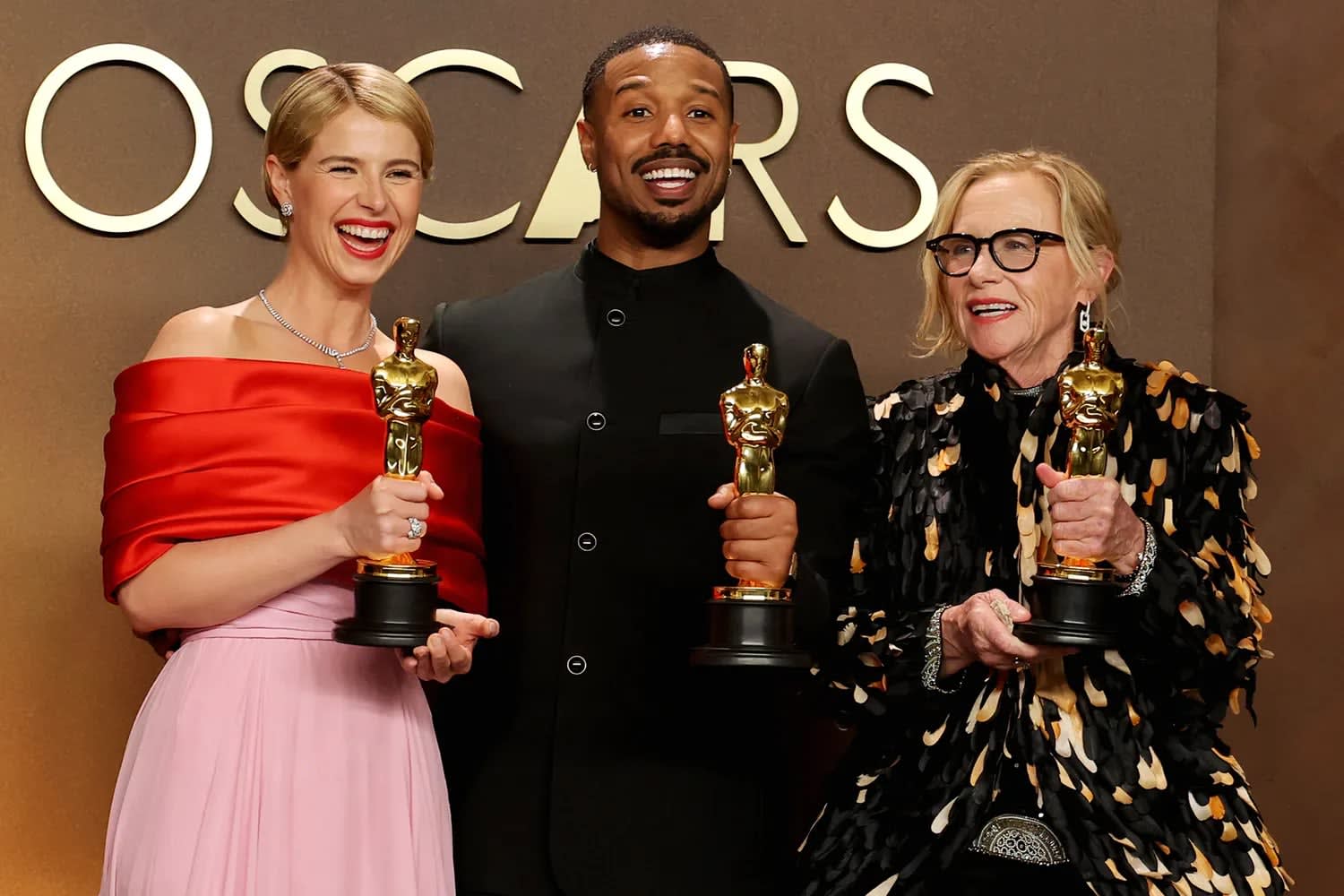 Jessie Buckley, Michael B. Jordan dhe Amy Madigan në Oscars 2026. Mike Coppola/Getty.
