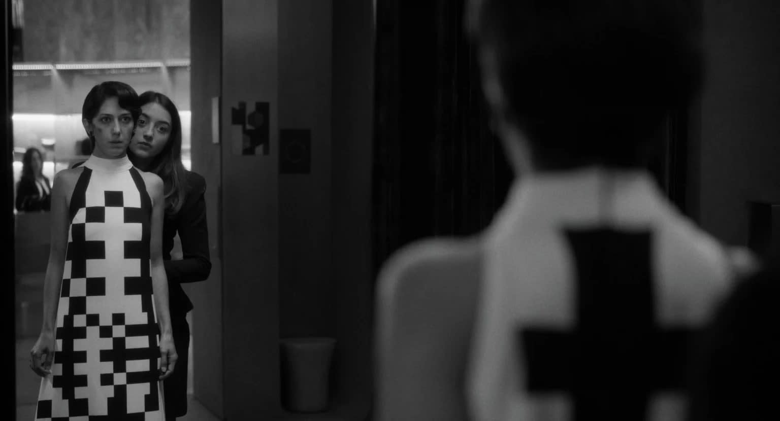 Luàna Bajrami dhe Zar Amir në Two People Exchanging Saliva (2024). Foto nga Misia Films.