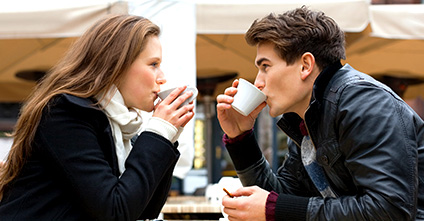 Körpersprache einer Frau: Was verrät Ihnen die Gestik und Mimik?