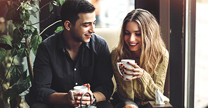 Körpersprache Mann: Woran erkennen Sie sein Interesse?