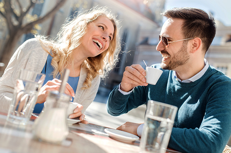 Mann und Frau unterhalten sich und lachen Herzhaft