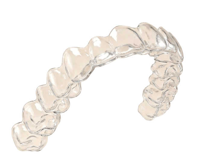 Alineador Invisalign transparente en forma de arco visto desde un ligero ángulo superior