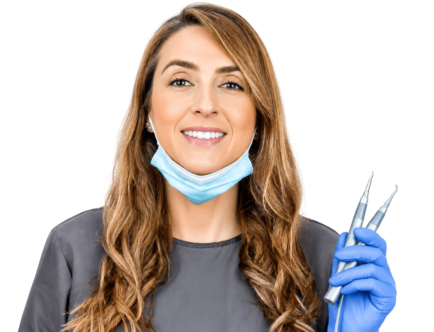 Dra. Gloria Rivera sonriendo en su consultorio, con tapabocas bajado y guantes azules sosteniendo instrumental dental