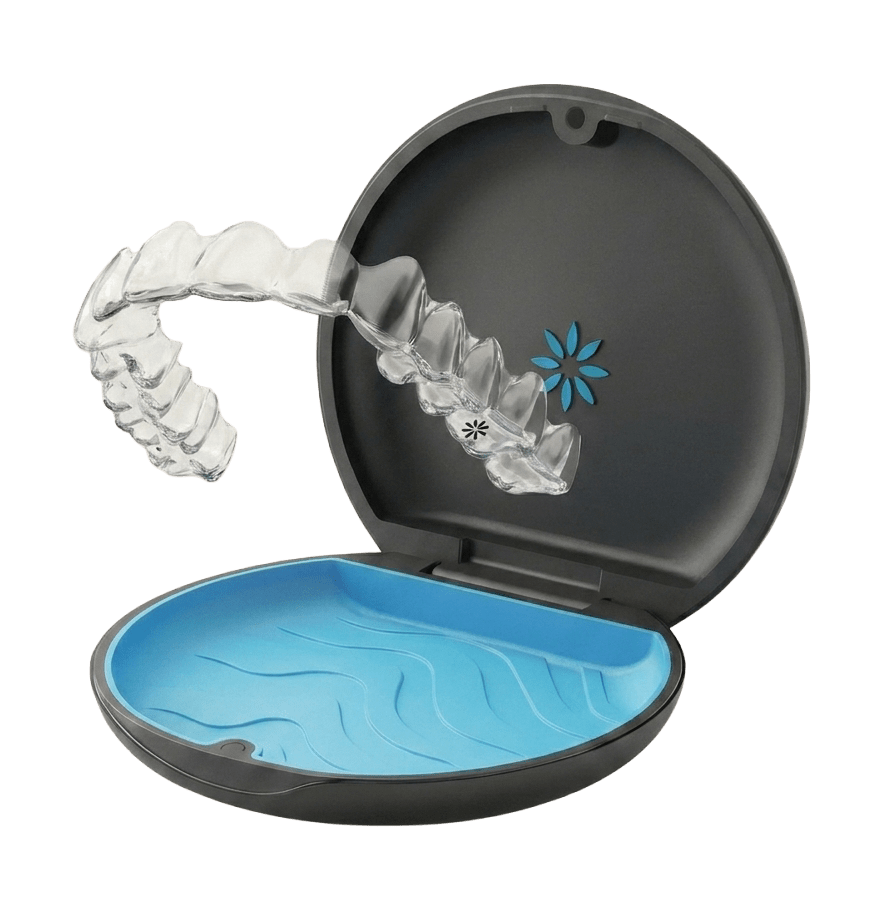 Estuche premium de Invisalign abierto con un par de alineadores transparentes superior e inferior sobre fondo oscuro