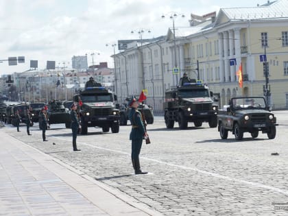 На парад Победы в Екатеринбурге впервые выехали автомобили «Астейс»