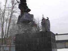 В Ревде демонтирован аварийных памятник Солдату и Рабочему. Ждём появления бронзовой скульптуры