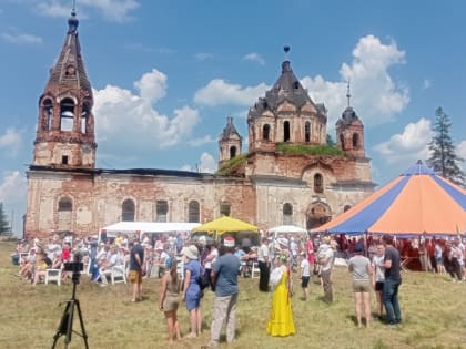 В селе Троицкое Каменского района весело прогремела Троицкая ярмарка