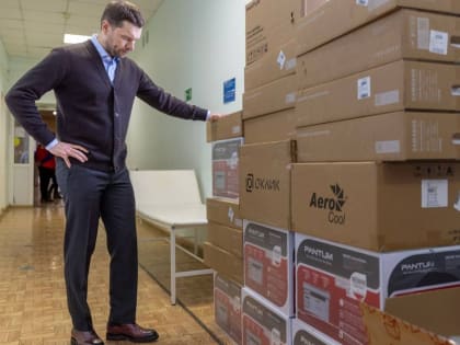 Алексей Вихарев передал в 23-ю больницу технику для ведения электронных медкарт