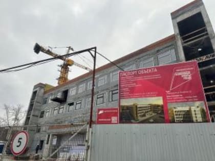 На территорию больничного городка прибыл министр строительства Свердловской области Григорий Сурганов, чтобы проконтролировать ход строительства детской поликлиники.