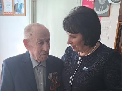 Депутат Заксобрания Свердловской области Елена Трескова вручила президентскую медаль к юбилею Победы Василию Хлыбову