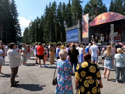 Конкурсы, аттракционы и фестиваль красок. В Ревде прошёл семейный праздник в честь Дня металлурга