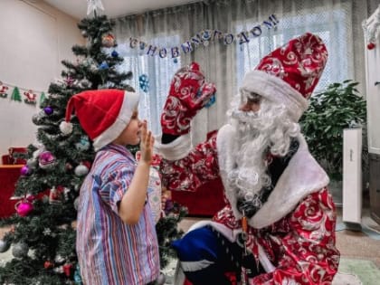Активисты Дома добровольцев поздравили маленьких уральцев и одиноких пожилых людей с Новым годом и Рождеством