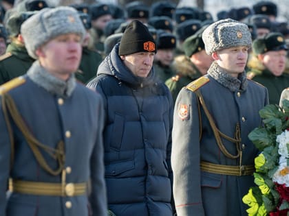 Евгений Куйвашев возложил цветы к памятнику Георгию Жукову в честь Дня защитника Отечества