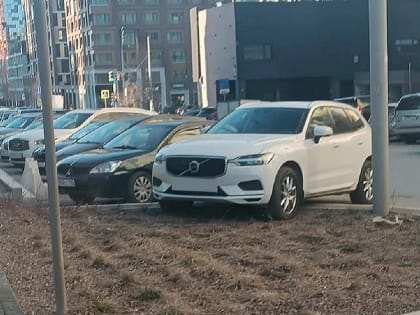 «Атомстройкомплекс» взыскал с автохама в Екатеринбурге 80 тысяч за парковку на газоне