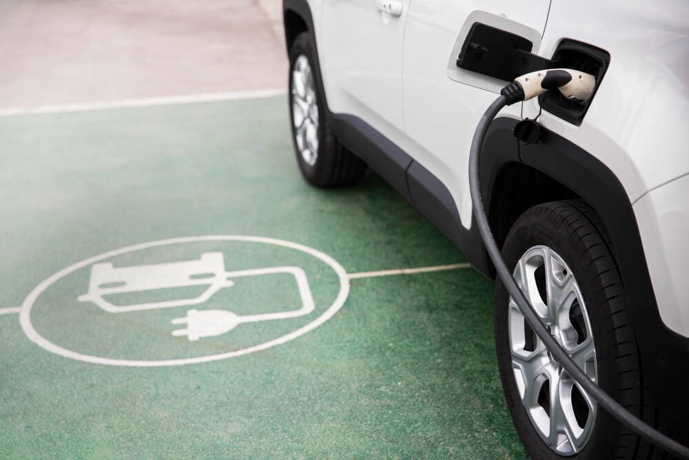 Cuidado del cable y el punto de carga del coche eléctrico con altas temperaturas.