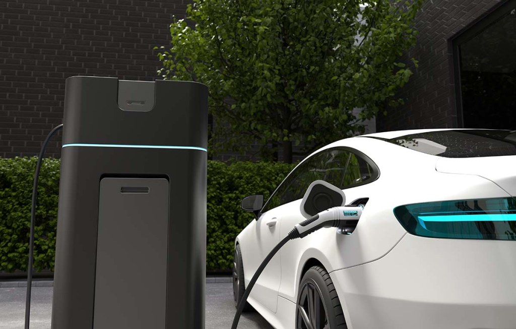 Qué es y cómo superar la ansiedad de autonomía, punto de carga de coche eléctrico