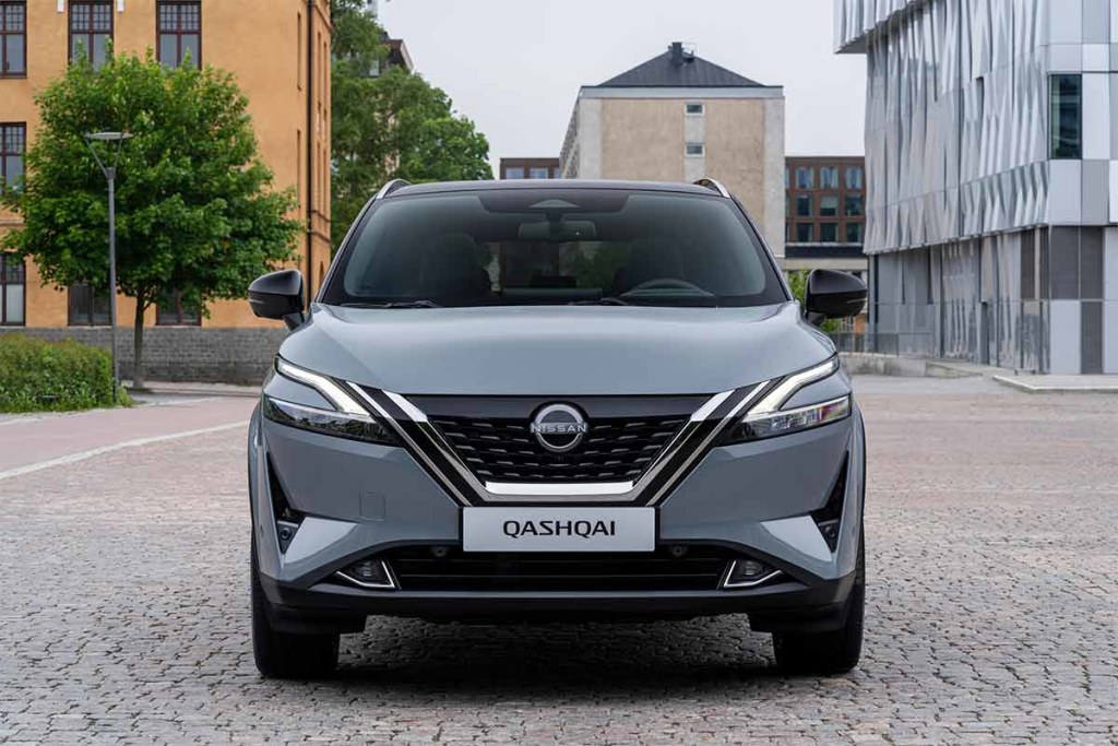 Descubre las 5 curiosidades del nuevo Nissan Qashqai 2 La parrilla delantera del Nissan Qashqai 2021