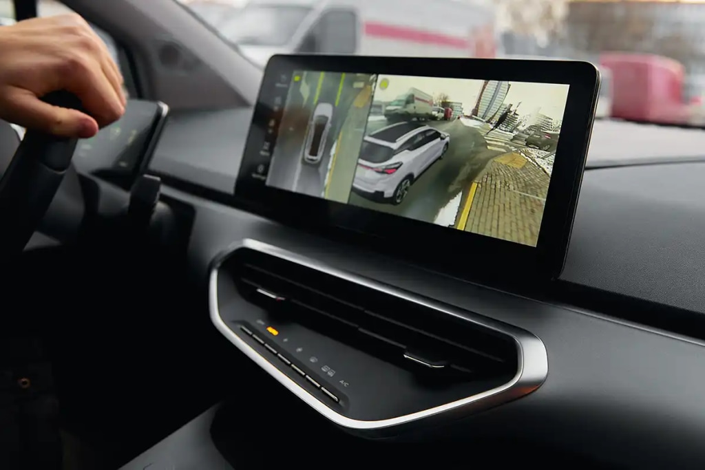 Función de pantalla infoentretenimiento de coche moderno