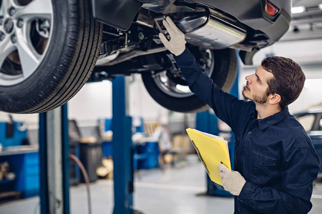 Sí, tienes que estar al tanto de cuándo cambiar el aceite y los filtros del coche