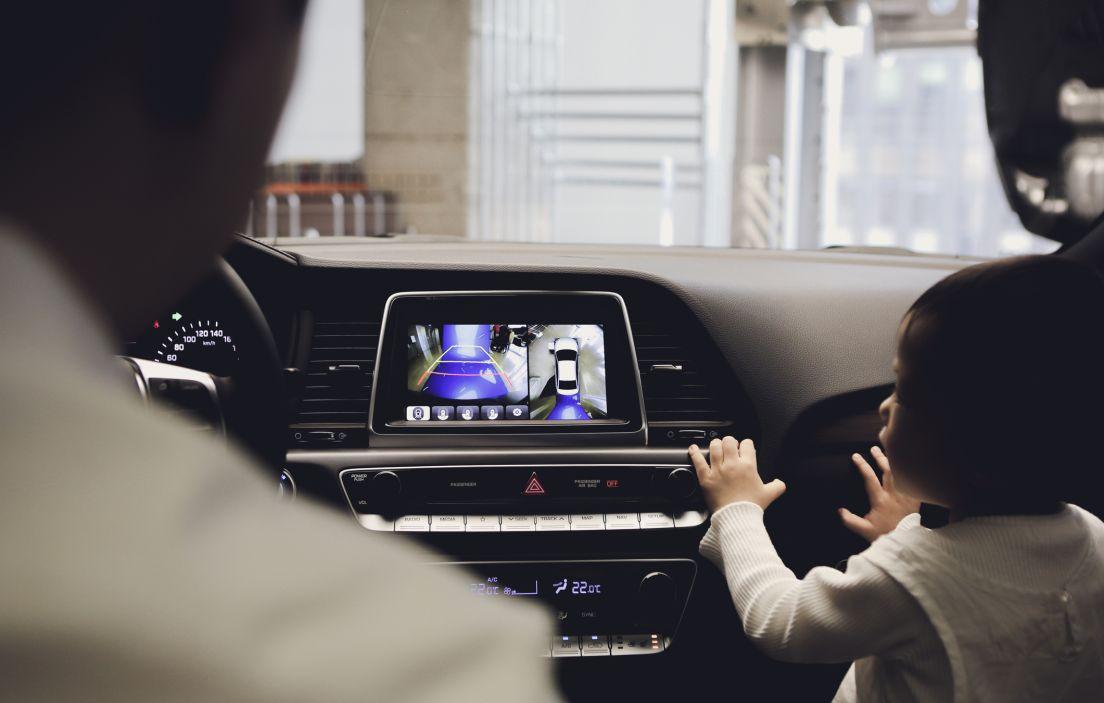 Cámara De Visión Trasera Para Coche, Sensor De Aparcamiento, Accesorio,  Marcha Atrás, Nuevo Vehículo, Cámara Espía. Cámara De Vista Trasera De Coche  De Lujo De Cerca Para Asistencia De Estacionamiento. Concepto De