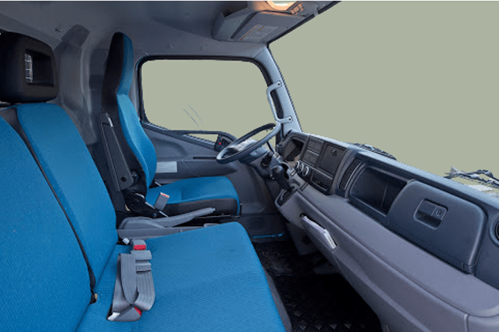 Fuso-Canter-3C13 3400-interior