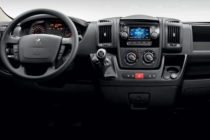 Peugeot-Boxer-435 L4H2 BlueHDI-interior