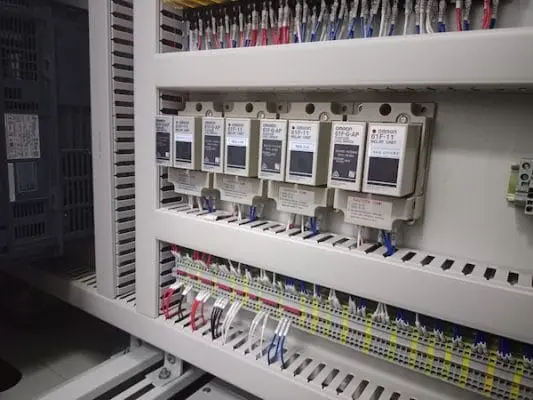 Quy trình <strong><strong><strong>bảo trì</strong> tủ điện</strong></strong> điều khiển – Đảm bảo an toàn và hiệu quả cho hệ thống điện”></div>
<p>Quy trình <strong><strong><strong>bảo trì</strong> tủ điện</strong></strong> điều khiển gồm nhiều bước cụ thể, mỗi bước đều có vai trò nhất định trong việc đảm bảo hiệu quả và an toàn. Dưới đây là mô tả chi tiết về các bước trong quy trình này.</p>
<h3><strong>1. Chuẩn bị và kiểm tra thông tin</strong></h3>
<p>Trước khi bắt đầu quá trình <strong>bảo trì</strong>, việc chuẩn bị các dụng cụ cần thiết là rất quan trọng. Bạn cần có găng tay, bảng hướng dẫn, và các thiết bị đo đạc để thực hiện các phép đo cần thiết trên tủ điện.</p>
<p>Bước đầu tiên này không chỉ đơn thuần là chuẩn bị vật liệu mà còn bao gồm việc xem xét tài liệu kỹ thuật của tủ điện. Những thông số kỹ thuật quan trọng có thể giúp bạn hiểu rõ hơn về cách thức hoạt động của các linh kiện bên trong cũng như các yêu cầu <strong>bảo trì</strong> đặc thù của chúng.</p>
<h3><strong>2. Ngắt kết nối nguồn điện của tủ điện</strong></h3>
<p>Nguyên tắc đầu tiên trong <strong><strong><strong>bảo trì</strong> tủ điện</strong></strong> là luôn ngắt kết nối nguồn điện trước khi bắt đầu công việc. Đây là bước quan trọng nhằm đảm bảo an toàn tối đa cho người thực hiện <strong>bảo trì</strong>. Việc này không chỉ bảo vệ người làm việc mà còn giúp tránh nguy cơ hư hỏng các linh kiện điện tử bên trong tủ.</p>
<p>Khi đã ngắt hoàn toàn nguồn điện, hãy kiểm tra lại để chắc chắn rằng không còn điện áp nào tồn tại. Việc sử dụng thiết bị đo lường chuyên dụng để xác định rằng tủ điện đã hoàn toàn mất điện là một hành động không thể thiếu trong quy trình này.</p>
<h3><strong>3. Vệ sinh tủ điện</strong></h3>
<p>Sau khi đã ngắt nguồn điện, bước kế tiếp chính là vệ sinh tủ điện. Dù có vẻ như vệ sinh chỉ là việc lau chùi bề mặt ngoài, nhưng bạn cần nhớ rằng bụi bẩn tích tụ bên trong tủ có thể gây nguy cơ nóng lên quá mức và làm giảm tuổi thọ của các linh kiện điện.</p>
<p>Việc vệ sinh bao gồm cả việc loại bỏ bụi bẩn, cặn bã và các chất bẩn khác có thể ảnh hưởng đến hiệu suất hoạt động của tủ điện. Một chiếc tủ sạch sẽ không chỉ giúp cải thiện hiệu suất mà còn tạo ra một môi trường làm việc an toàn hơn cho người lao động.</p>
<h3><strong>4. Kiểm tra và siết chặt các kết nối</strong></h3>
<p>Khi tủ điện đã được vệ sinh sạch sẽ, bước tiếp theo là kiểm tra và siết chặt tất cả các kết nối. Việc này cần được thực hiện một cách cẩn thận, vì các mối nối điện lỏng lẻo có thể dẫn đến nguy cơ xảy ra sự cố điện.</p>
<p>Kiểm tra các mối nối không chỉ đòi hỏi sự tỉ mỉ mà còn cần có kiến thức chuyên môn để xác định được những điểm cần phải siết chặt hơn. Thông thường, kỹ thuật viên sẽ sử dụng các công cụ chuyên dụng để đảm bảo rằng tất cả các kết nối đều đạt yêu cầu.</p>
<h3><strong>5. Ghi chép và lập báo cáo</strong></h3>
<p>Cuối cùng, việc ghi chép lại tất cả các bước <strong>bảo trì</strong> và tình trạng của tủ điện là điều không thể thiếu. Việc lập báo cáo không chỉ giúp theo dõi lịch sử <strong>bảo trì</strong> mà còn cung cấp thông tin quý giá cho lần <strong>bảo trì</strong> sau.</p>
<p>Một báo cáo chi tiết sẽ giúp bạn thấy được xu hướng hoạt động của tủ điện qua thời gian và có kế hoạch <strong>bảo trì</strong> phù hợp cho các lần tiếp theo. Những thông tin này sẽ rất hữu ích cho các kỹ thuật viên trong tương lai, giúp họ nhanh chóng xác định được các vấn đề tiềm ẩn.</p>
<h2><strong> Lợi ích kinh tế của <strong><strong>quy trình <strong><strong><strong>bảo trì</strong> tủ điện</strong></strong> điều khiển</strong></strong></strong></h2>
<div class=
