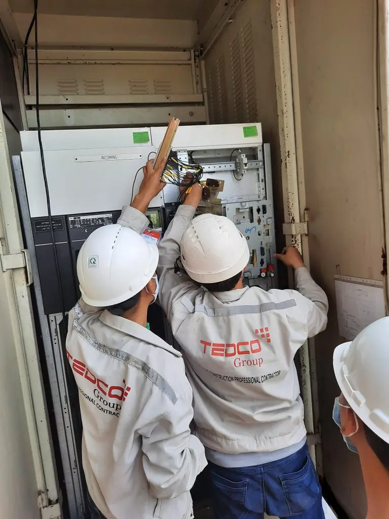 Quy trình <strong><strong><strong>bảo trì</strong> tủ điện</strong></strong> điều khiển – Đảm bảo an toàn và hiệu quả cho hệ thống điện”></div>
<p>Quy trình <strong><strong><strong>bảo trì</strong> tủ điện</strong></strong> điều khiển là một phần quan trọng không thể thiếu trong bất kỳ hệ thống điện nào. Từ việc bảo vệ an toàn cho người lao động đến việc tối ưu hóa hiệu suất hoạt động của máy móc, quy trình này mang lại nhiều lợi ích không thể xem nhẹ. Thực hiện <strong>bảo trì</strong> định kỳ không chỉ giúp phát hiện và xử lý các vấn đề kịp thời, mà còn tạo ra một môi trường làm việc an toàn và hiệu quả. Do đó, việc đầu tư vào quy trình <strong><strong><strong>bảo trì</strong> tủ điện</strong></strong> không chỉ là một lựa chọn thông minh mà còn là một trách nhiệm cần thiết cho mọi doanh nghiệp.</p>
<div class=