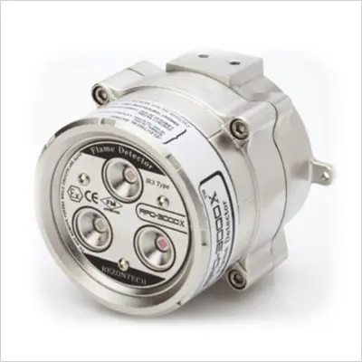 <strong><strong><strong>Đầu báo lửa</strong></strong> là gì? Các loại <strong><strong><strong><strong><strong><strong><strong><strong>đầu báo lửa</strong></strong></strong></strong></strong></strong></strong></strong></strong> – Khám phá công nghệ phát hiện và bảo vệ chống cháy”></div>
<p>Bên cạnh việc sử dụng bức xạ UV và IR, <strong><strong><strong><strong><strong><strong><strong><strong>đầu báo lửa</strong></strong></strong></strong></strong></strong></strong></strong> cũng có khả năng cảm biến thay đổi nhiệt độ và chuyển động không khí. Khi ngọn lửa bùng lên, nhiệt độ xung quanh sẽ tăng cao và không khí sẽ di chuyển mạnh mẽ, đầu báo có thể phát hiện những thay đổi này để đưa ra cảnh báo nhanh chóng.</p>
<p>Chính nhờ sự kết hợp giữa nhiều yếu tố đó mà <strong><strong><strong><strong><strong><strong><strong><strong>đầu báo lửa</strong></strong></strong></strong></strong></strong></strong></strong> có thể hoạt động hiệu quả trong nhiều điều kiện khác nhau, bao gồm cả trong nhà, ngoài trời, không gian thiếu ánh sáng và rất nhiều loại môi trường khác.</p>
<h3><a href=