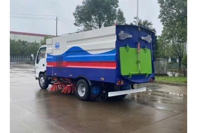 Xe quét rác của Môi Trường Hồng Hà phục vụ vệ sinh đường và khuôn viên
