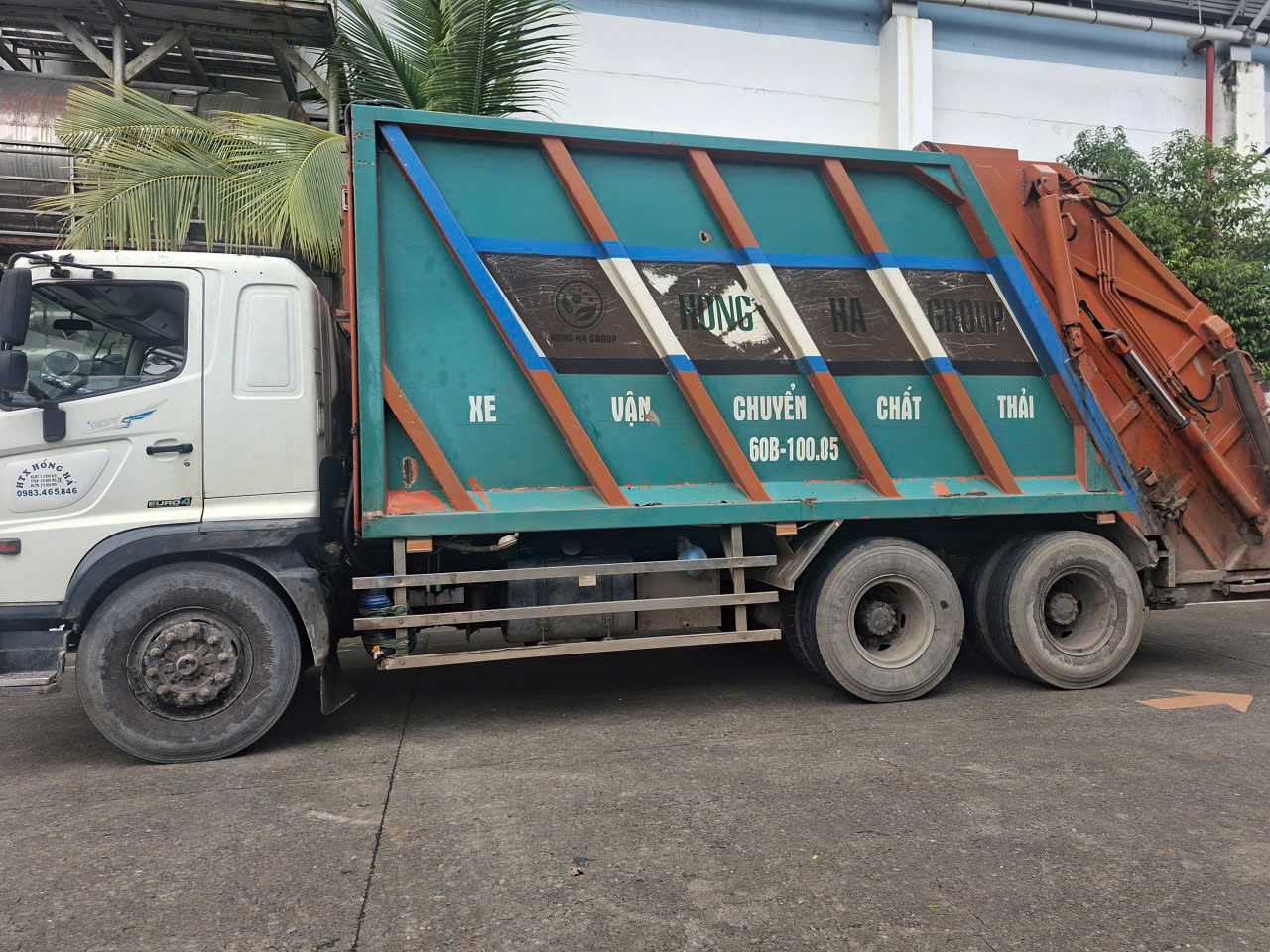 Xe vận chuyển chất thải của Môi Trường Hồng Hà nhìn ngang
