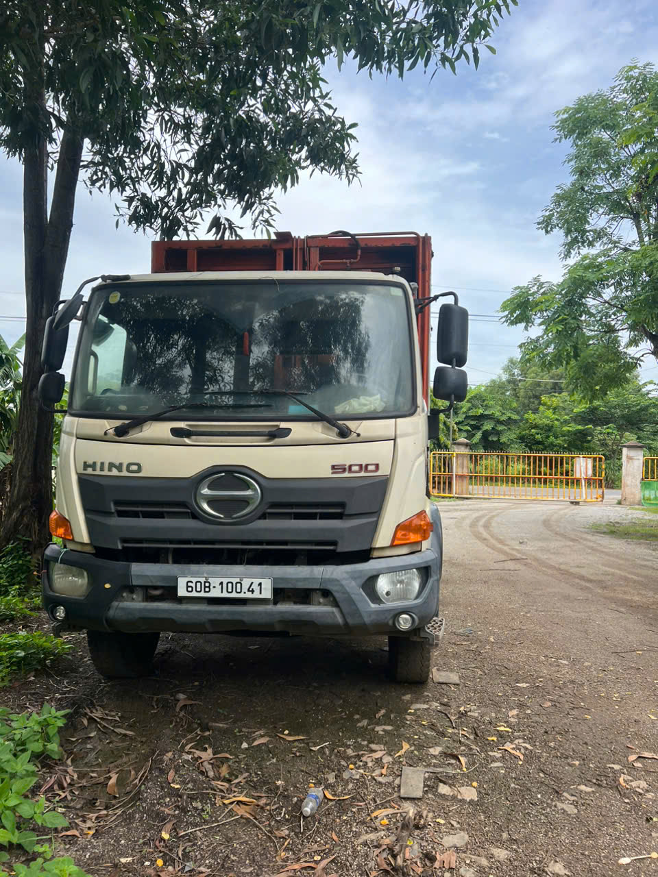 Xe thu gom chất thải thực phẩm nhìn chính diện tại khu vực vận hành