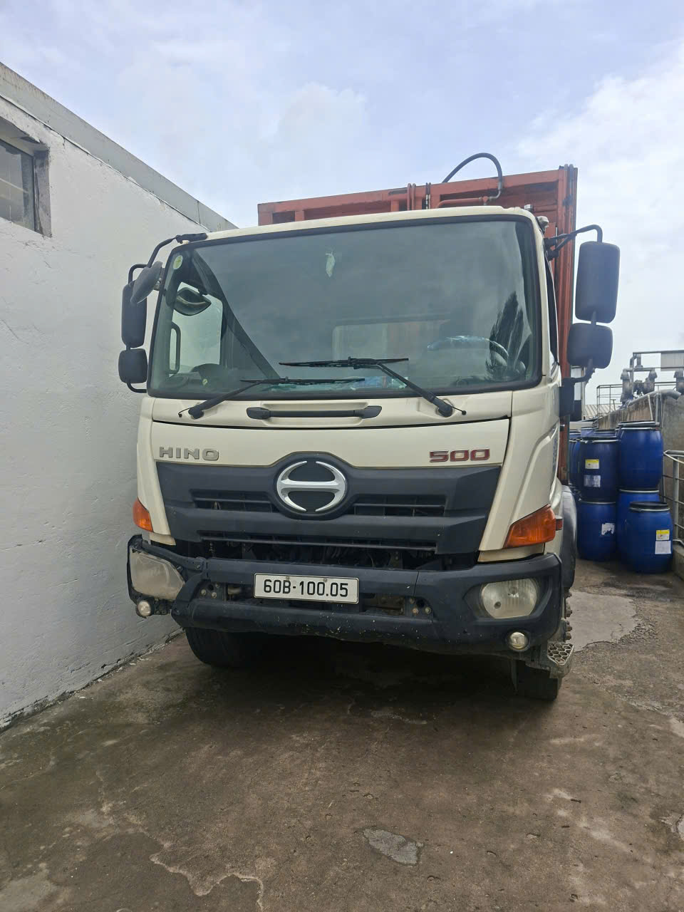 Xe vận chuyển chất thải của Môi Trường Hồng Hà nhìn chính diện