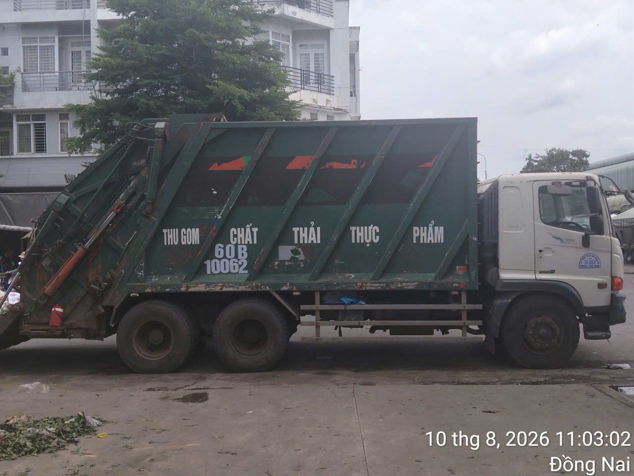 Xe thu gom chất thải thực phẩm của Môi Trường Hồng Hà nhìn ngang