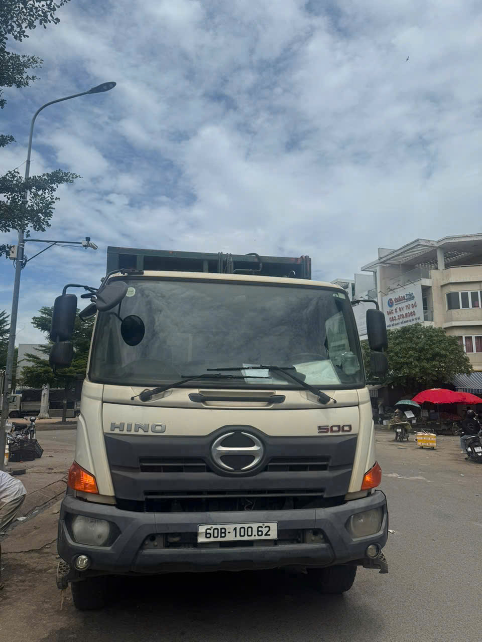Xe thu gom chất thải thực phẩm của Môi Trường Hồng Hà nhìn chính diện tại Đồng Nai