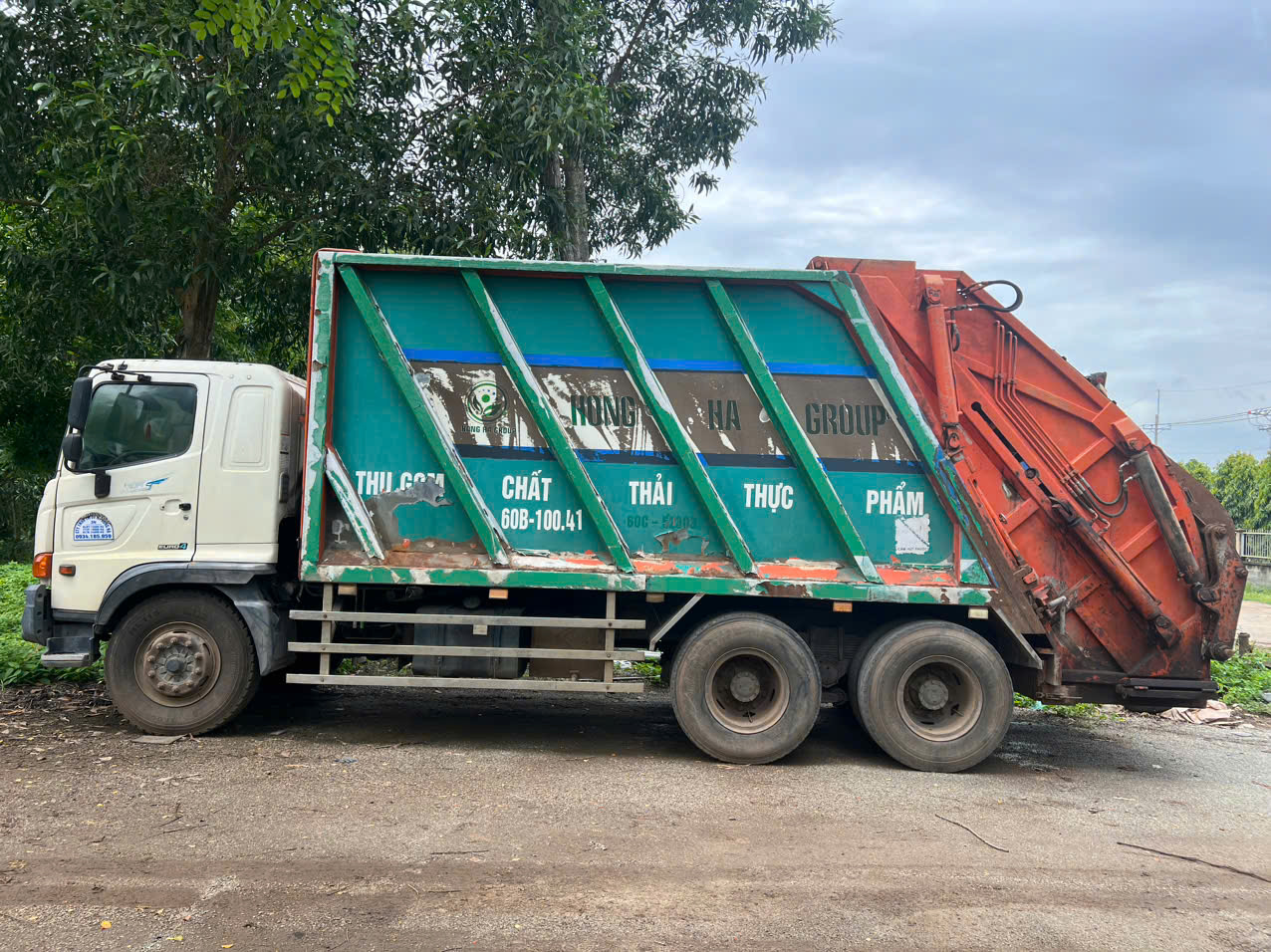 Xe thu gom chất thải thực phẩm của Môi Trường Hồng Hà nhìn ngang