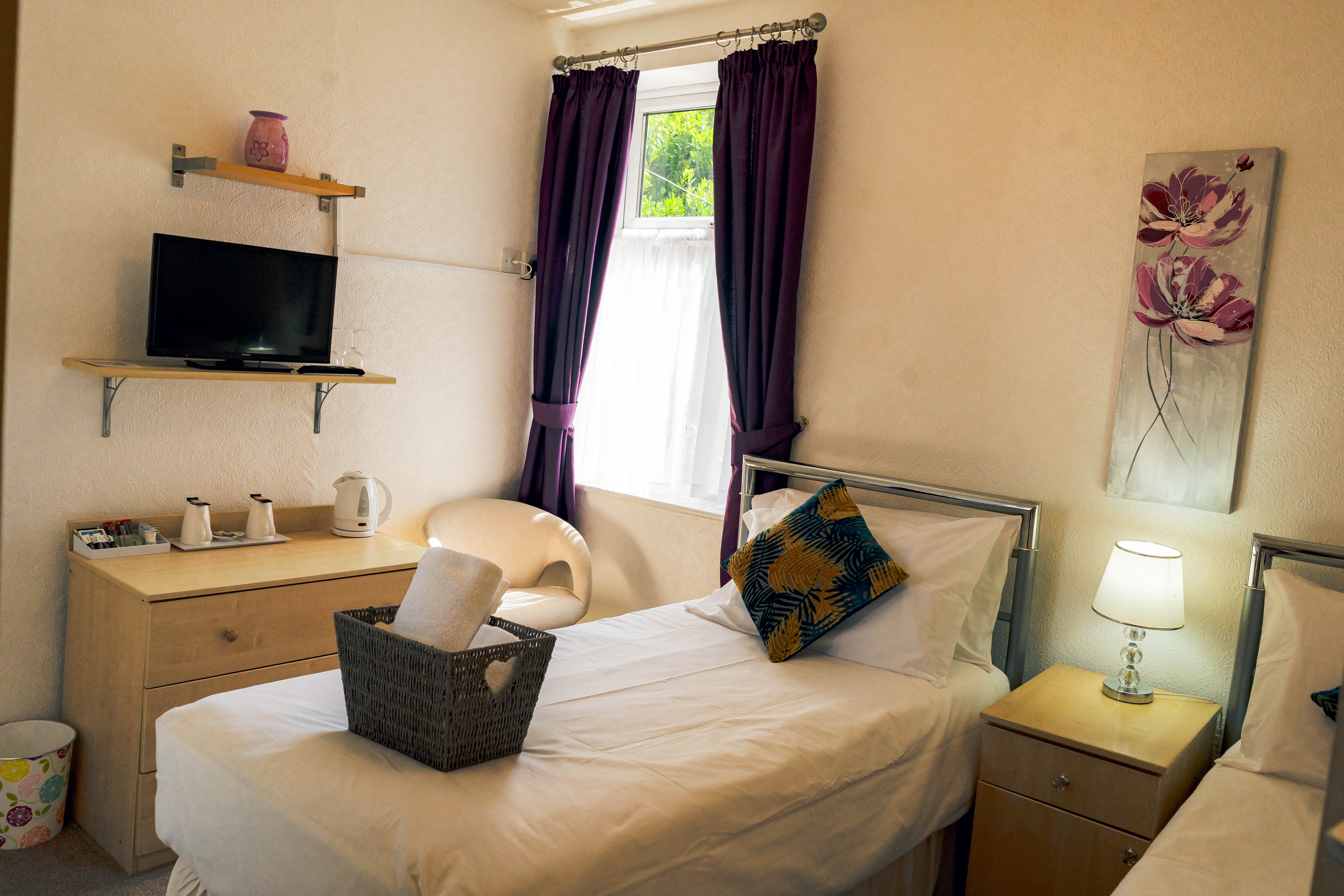 Twin Room with Tea & Coffee Station