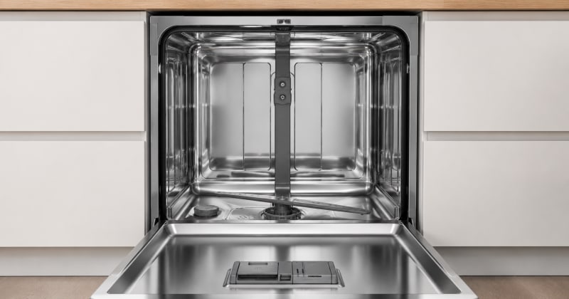 Interior de lavavajillas con la vajilla completamente seca